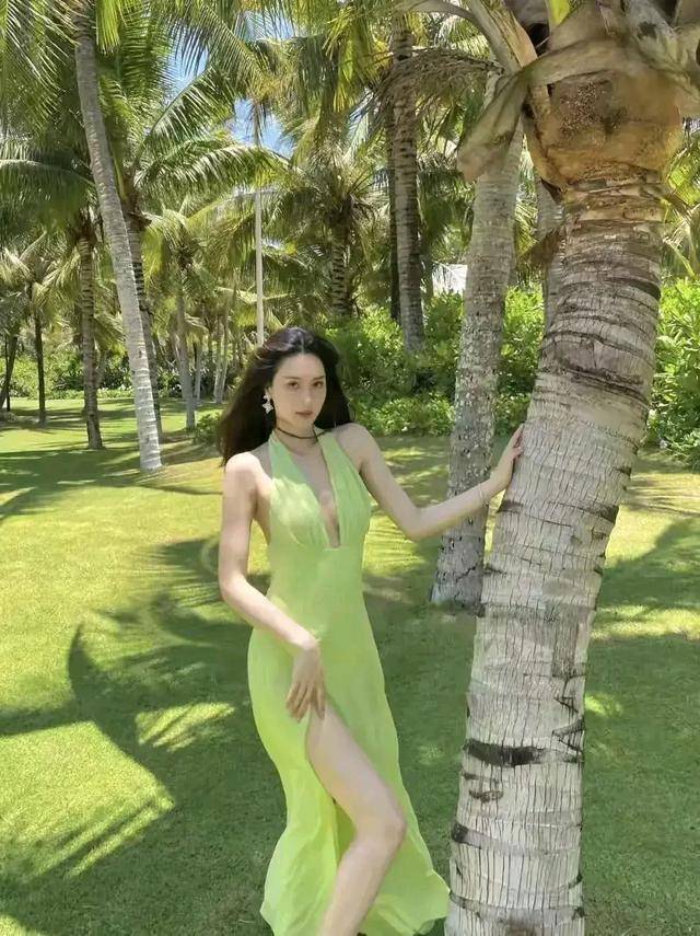 曲线|穿着绿色挂脖式连衣裙,露背裙秀魅力曲线,红唇长发迷人。