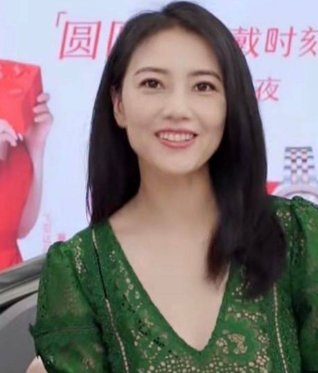 差距|女明星与网红的颜值差距有多大？看高圆圆与薇娅同框时，便知分晓