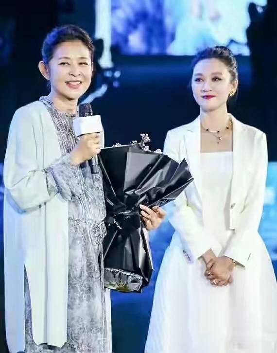 效果|倪萍踏实服老，穿灰色亚麻“奶奶裙”走机场，不扮嫩气质更高级