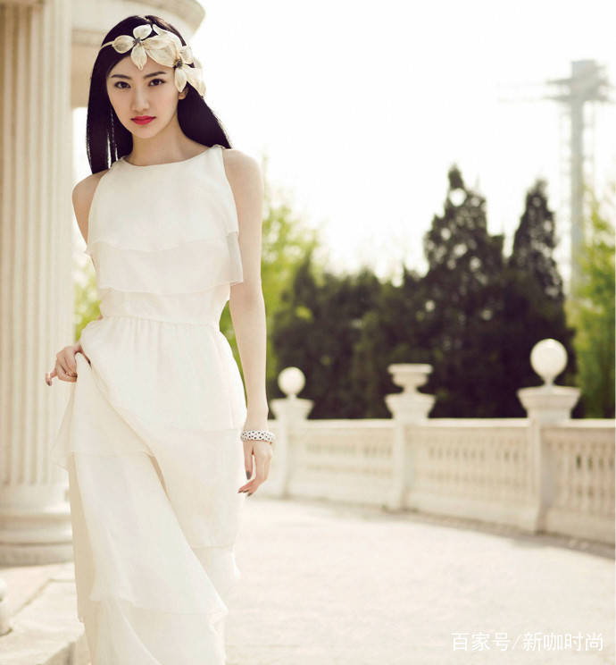 风韵|78年的刘涛，88年的景甜，同穿白色礼服，网友却说她输在气质上了