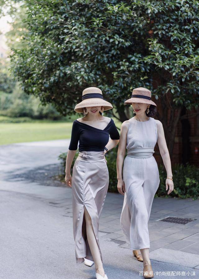 大衣|这对“神仙母女”的极简穿搭太美,值得50岁妈妈借鉴,优雅又时尚