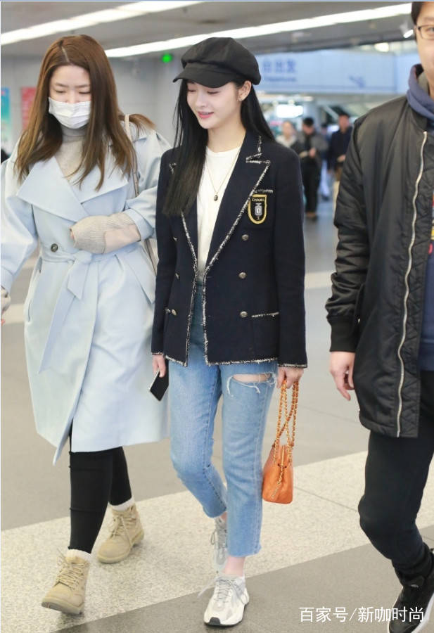 校服|周洁琼否认与王思聪同游后亮相机场，时尚校服配牛仔，被赞衣品好