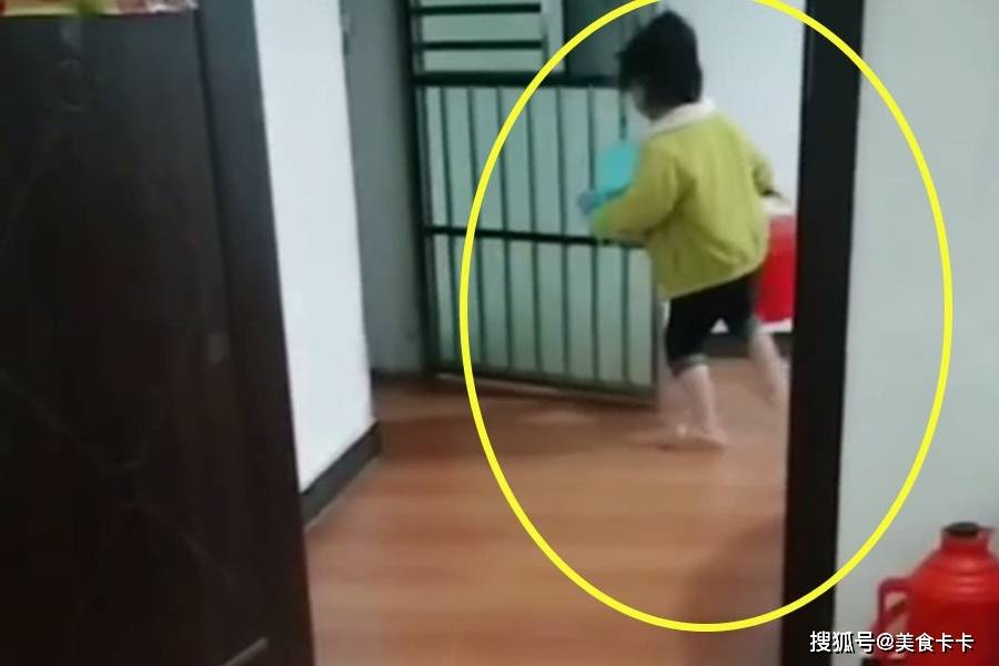 做法|二胎弟弟出生后，临睡前姐姐的做法，妈妈被暖翻了