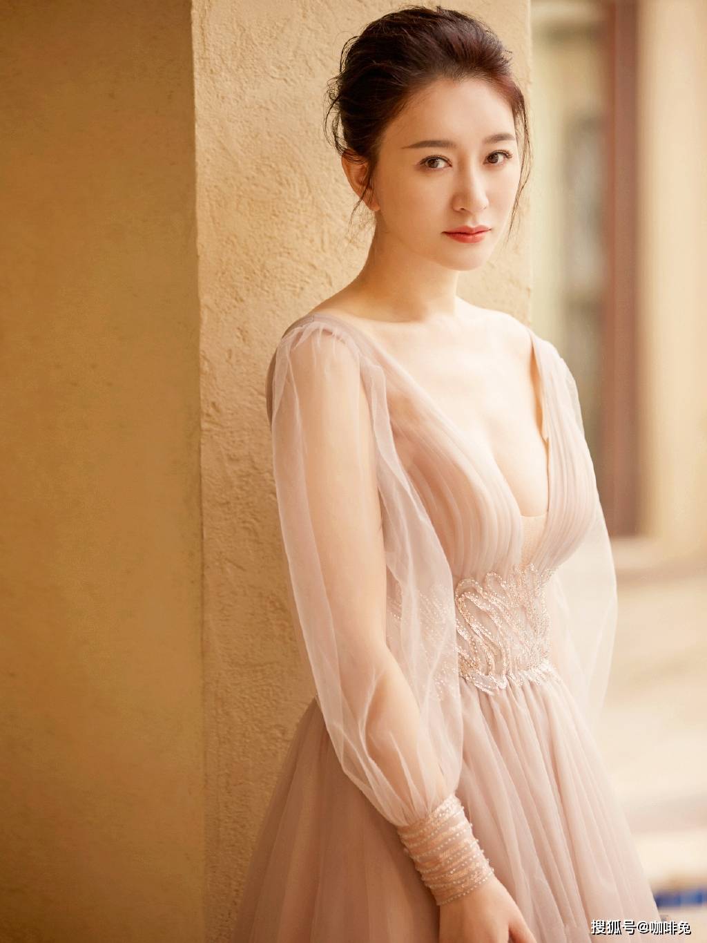 元素|70后女演员李小冉的高级搭配，撞色最拿手，纯色很仙气，魅力十足
