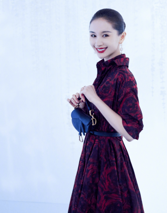 王子文穿复古礼裙拍写真,头发盘起气质超好,网友:实在太白了