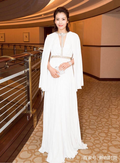 风韵|78年的刘涛，88年的景甜，同穿白色礼服，网友却说她输在气质上了