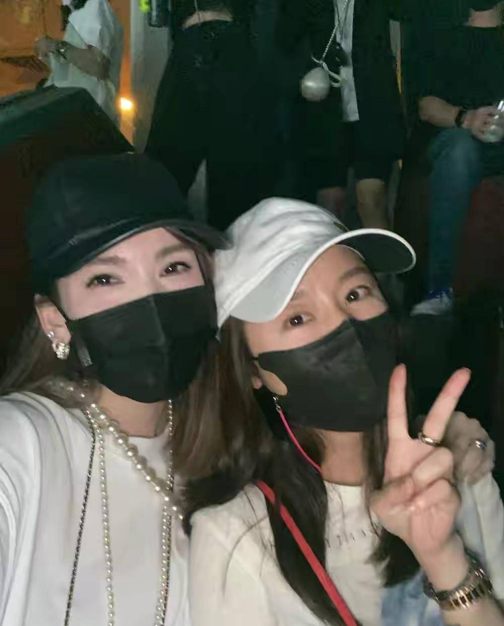 霍建华|霍建华夫妇合体！林心如打扮真不像45，林志颖老婆穿短裤秀美腿