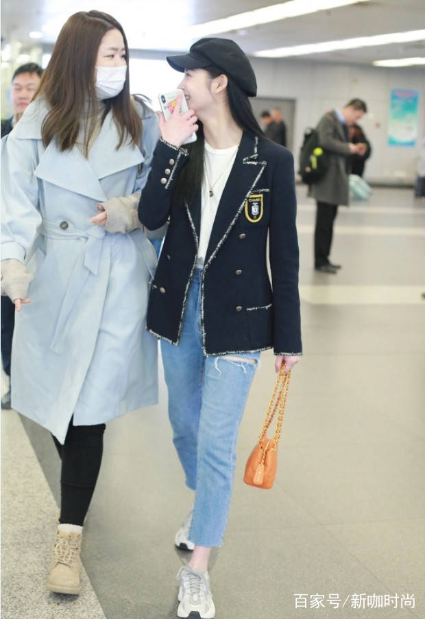 校服|周洁琼否认与王思聪同游后亮相机场，时尚校服配牛仔，被赞衣品好