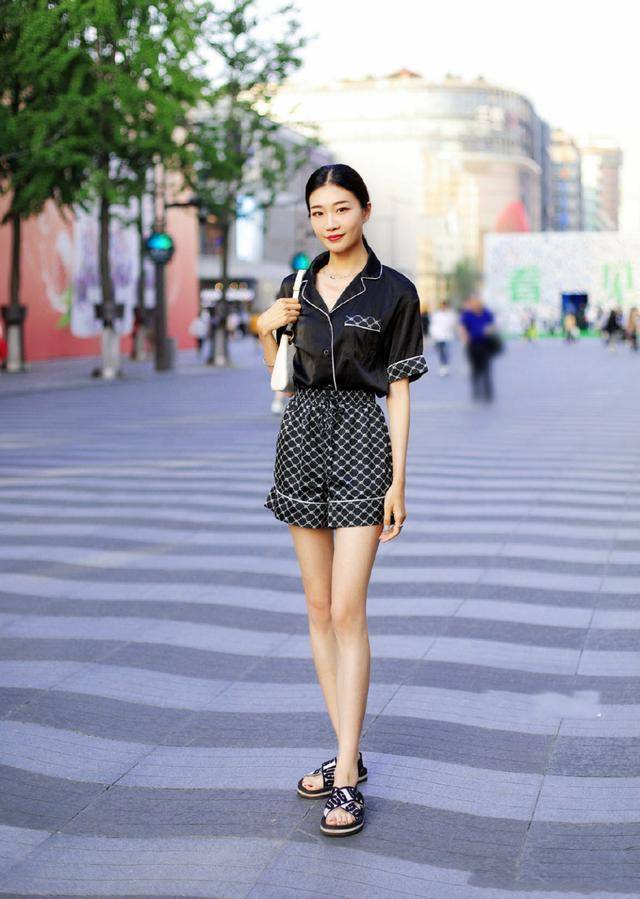 衣服|色彩鲜艳的衣服,并不意味着好看,黑色的打扮有时候也很酷