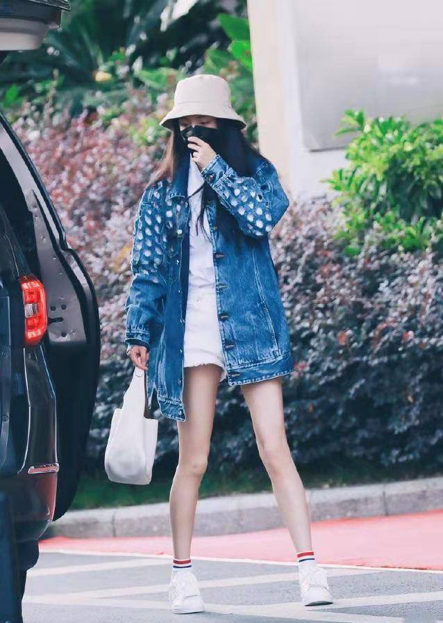 显得|杨幂真会扮少女，穿卫衣扮“下衣失踪”，大长腿让人挪不开眼