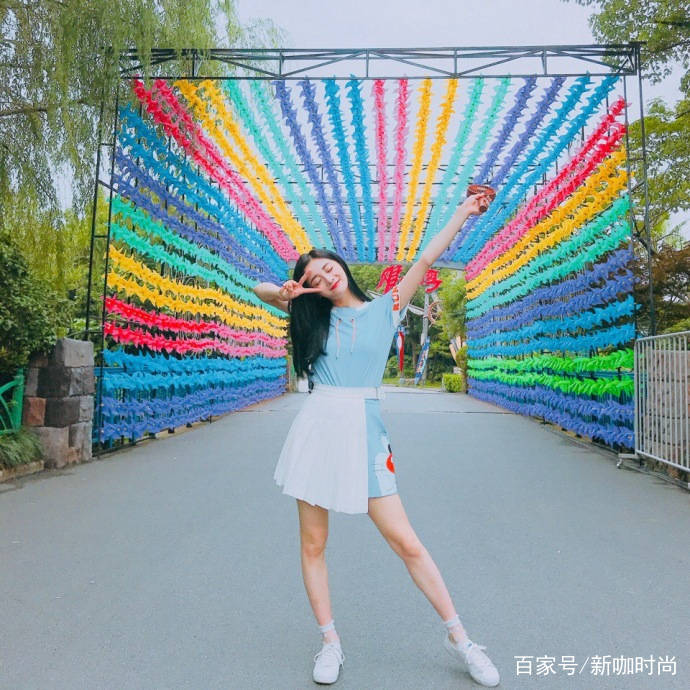 校服|周洁琼否认与王思聪同游后亮相机场，时尚校服配牛仔，被赞衣品好