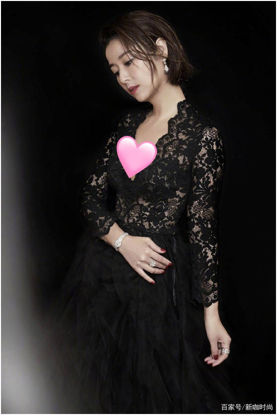 花朵|林心如美得高调,穿俏皮时尚装风情万种,低头那一刻更是心醉