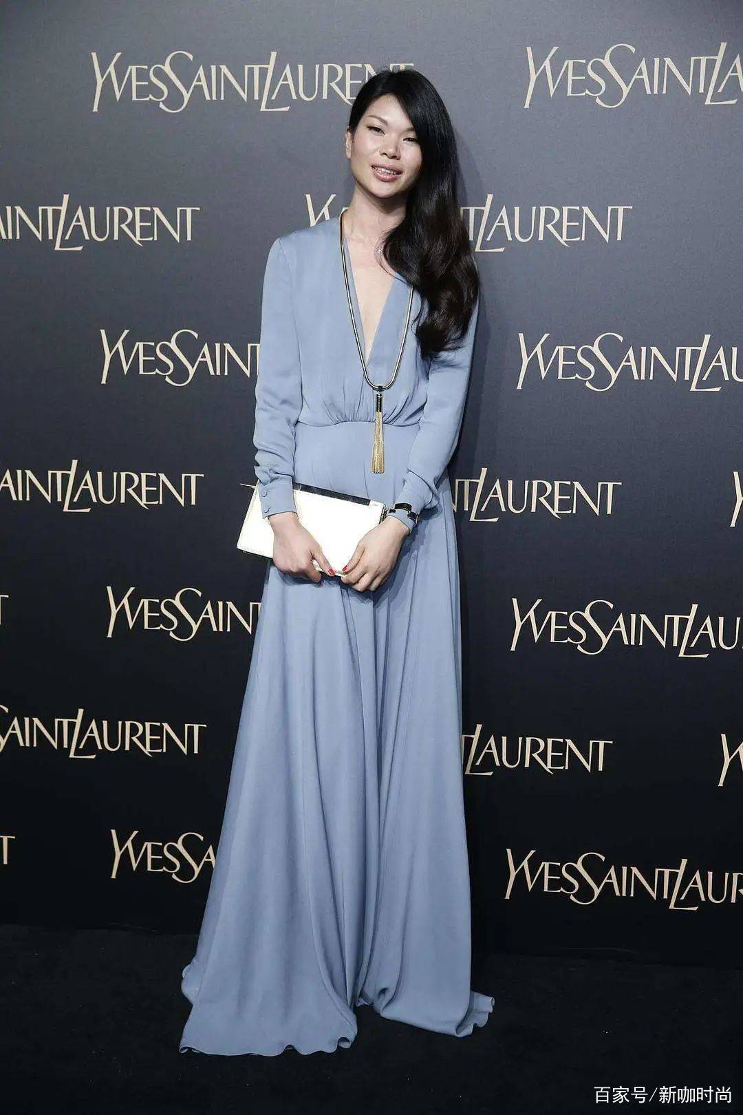 颜色|被“丑模”吕燕惊艳了，一袭深玫粉西装加身，高级感溢出屏幕