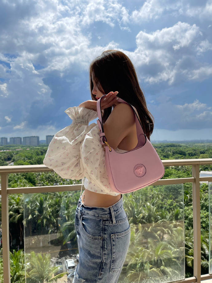 好身材|沈梦辰晒阳台写真，大长腿、A4腰展现“完美比例”，杜海涛真是赚大发了