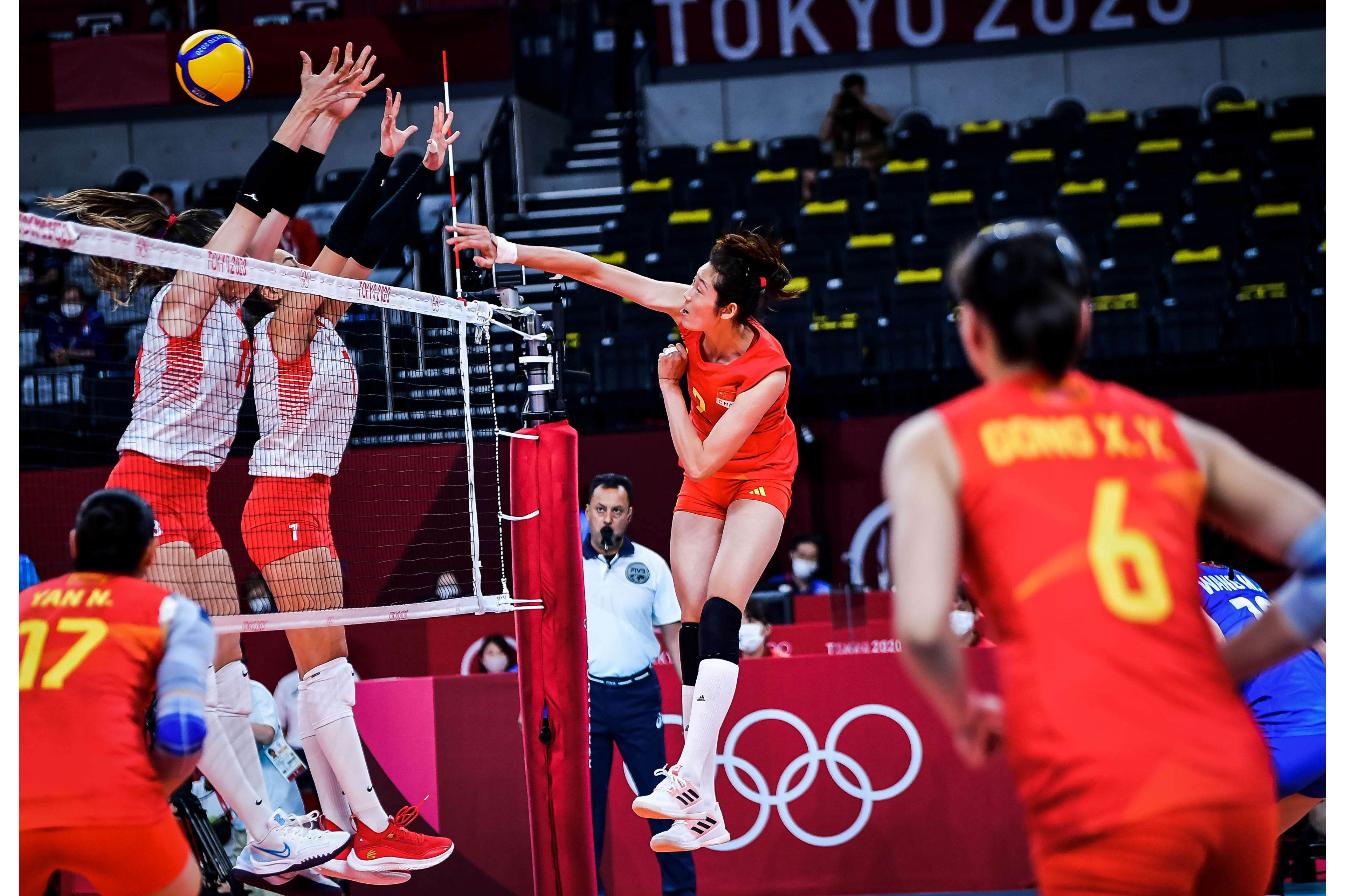 比赛中中国女排东京奥运会首场比赛,派出全主力阵容,开局落后,对方的