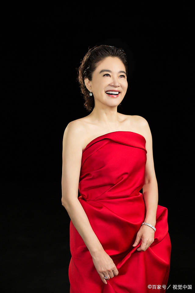 林青霞|岁月从不败美人!林青霞穿方领黑裙气质优雅,演绎美人在骨不在皮