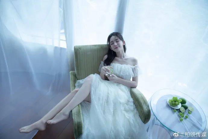 当红|古力娜扎抹胸白裙写真甜美!白嫩大美腿太性感撩人