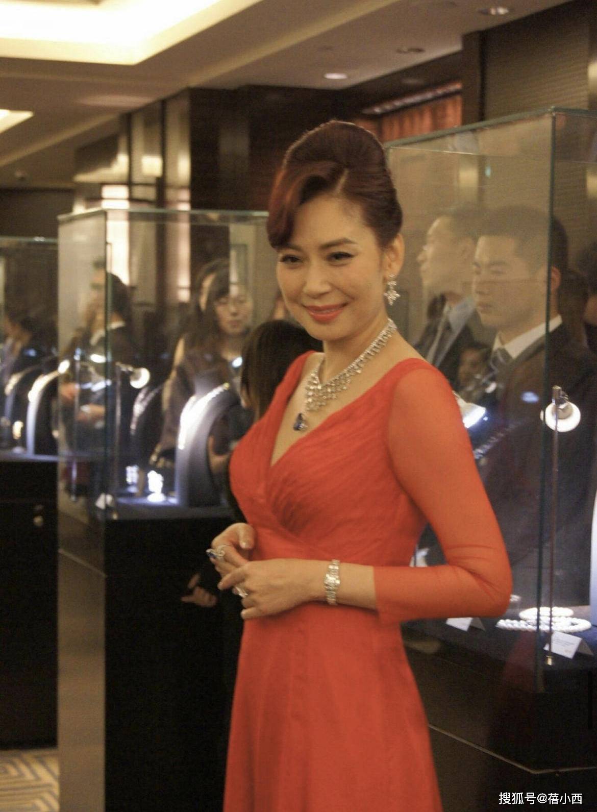 身材|邝美云越老越惊艳,一袭红色深V领连衣裙亮相,身材有料气质高贵