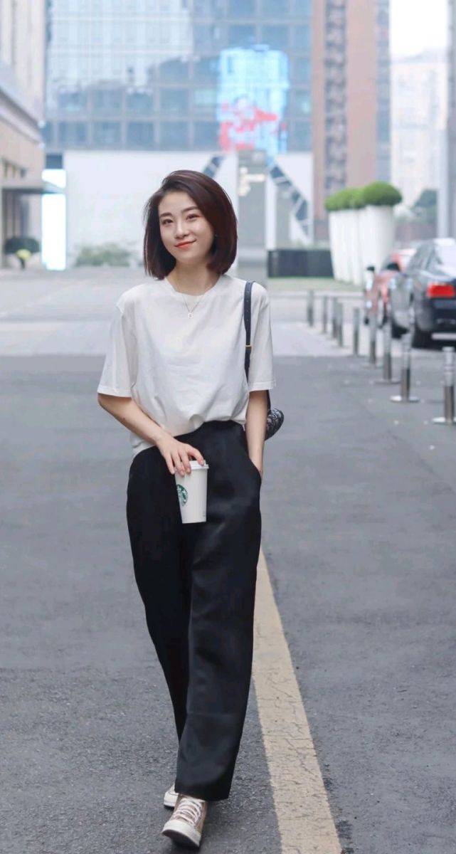 魅力|极简穿搭就是不一样，搭配起来毫不费力，精致温柔又有魅力