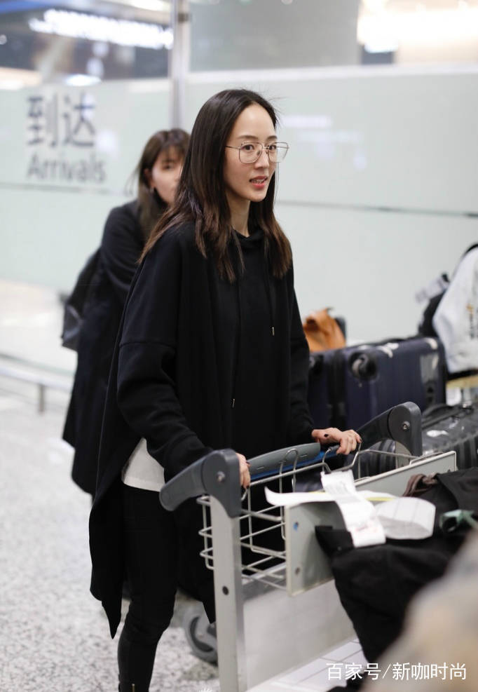 女神|素颜才是检测颜值真标准!张钧甯黑色卫衣配眼镜,气质大方出众