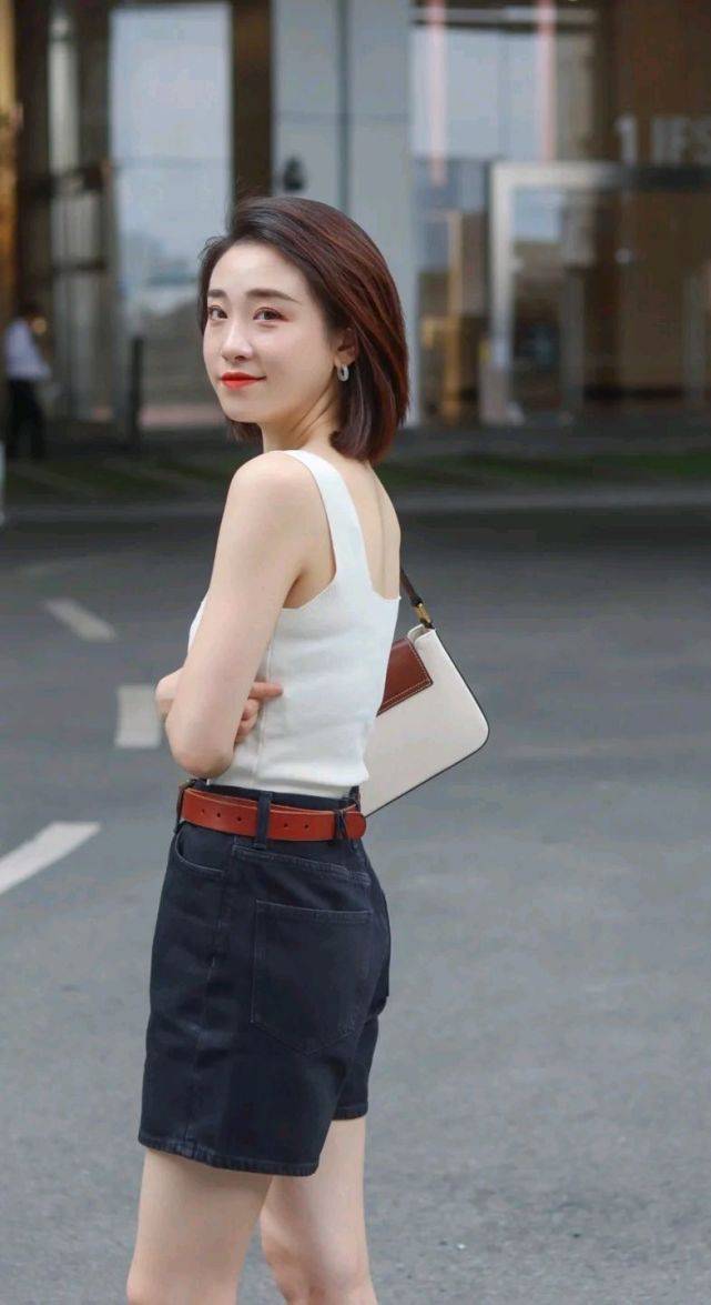 魅力|极简穿搭就是不一样，搭配起来毫不费力，精致温柔又有魅力