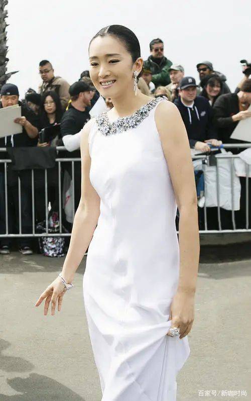 样式|巩俐婚后太随性,手牵71岁老公,穿白色镂空上衣毫无巨星范儿