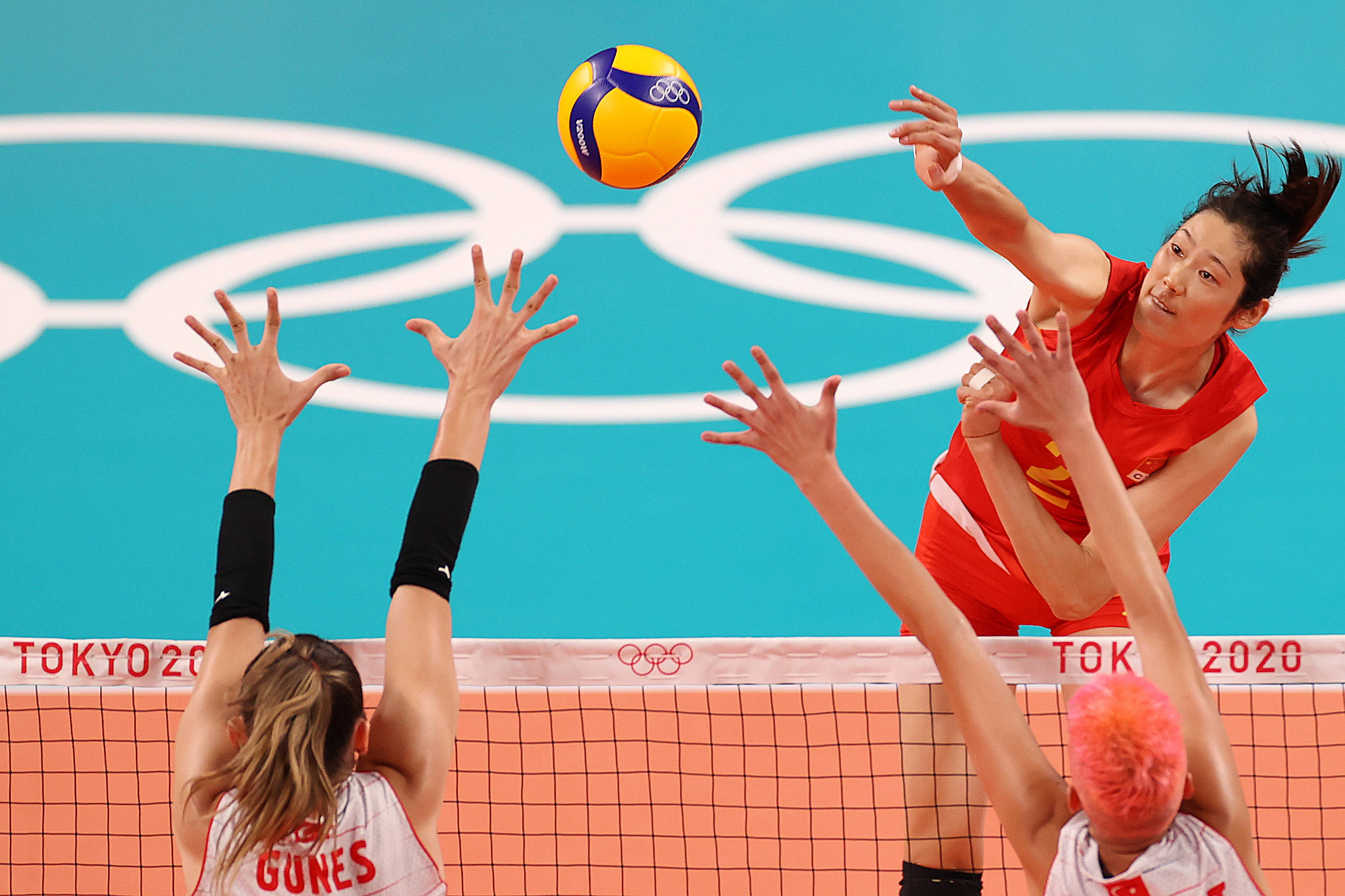 中国代表团旗手同日受挫,朱婷低迷女排惨遭横扫,赵帅无缘决赛