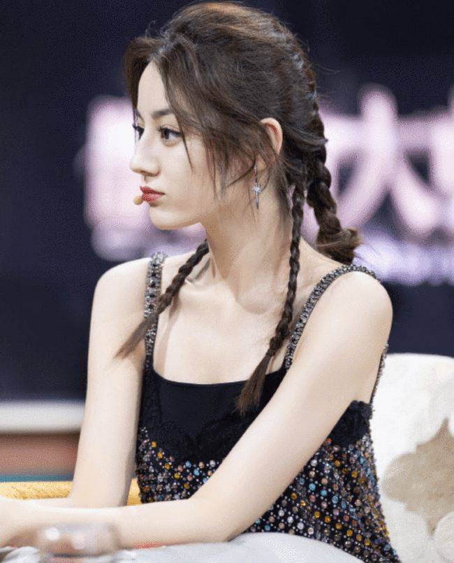 亮片|明星的时尚穿法，穿吊带裙还要叠穿一件，没想到却意外美艳动人！