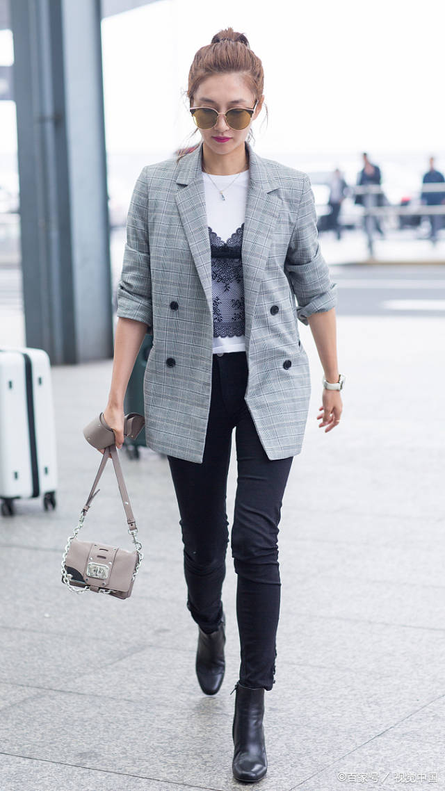 蒋勤勤|44岁蒋勤勤复工，穿休闲装身形似少女，难怪琼瑶曾赞她：轻柔似水