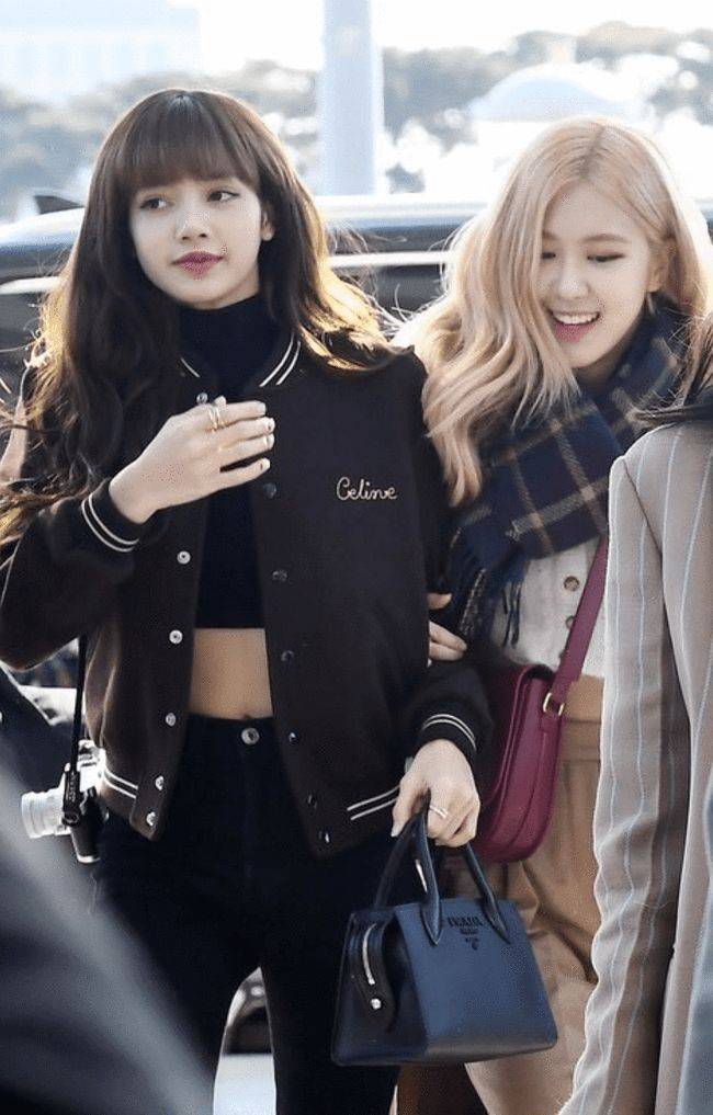 一身|韩系明星的时尚穿搭，一身褐色大衣，真是又甜美又显气质！