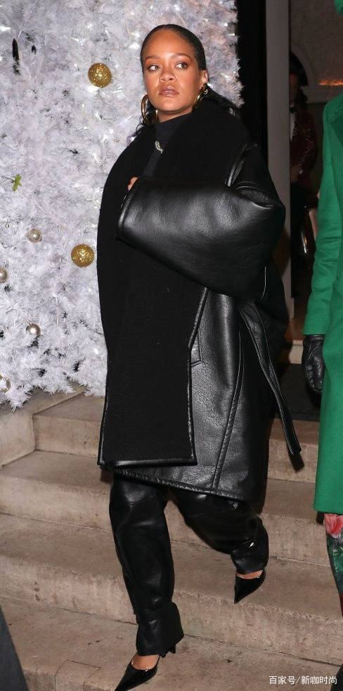 带着|蕾哈娜这身霸气！超大耳环美的真嚣张