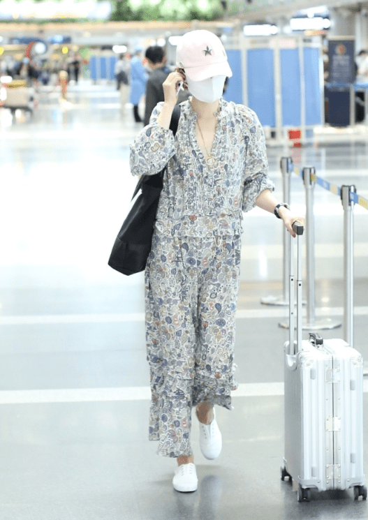 马伊琍|马伊琍从不赶时髦，一袭中式衬衫裙，看似朴素，但恰恰舒适又高级