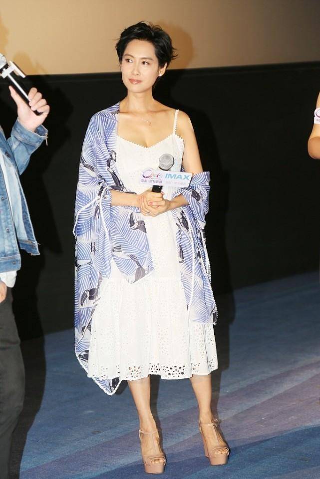 服装|年纪大的女人穿衣可以凉快点,朱茵的搭配造型,看着性感还不低俗