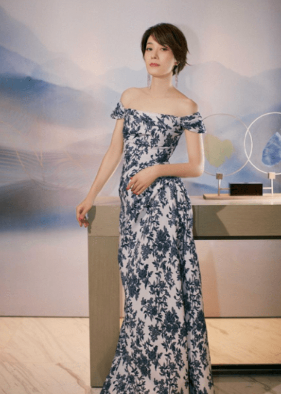 马伊琍|马伊琍从不赶时髦，一袭中式衬衫裙，看似朴素，但恰恰舒适又高级