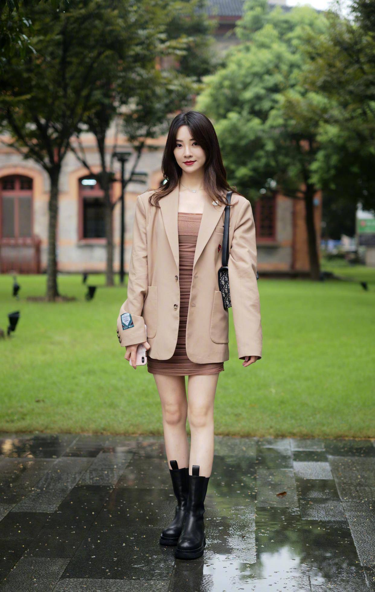 服装|职场女人,学会4组“夏日西服穿搭术”,想要的舒适、优雅都会有