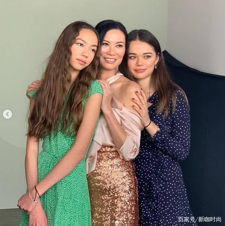 黑色|富婆邓文迪携大女儿现时装周,母女全程有说有笑,格俏皮衣着朴素