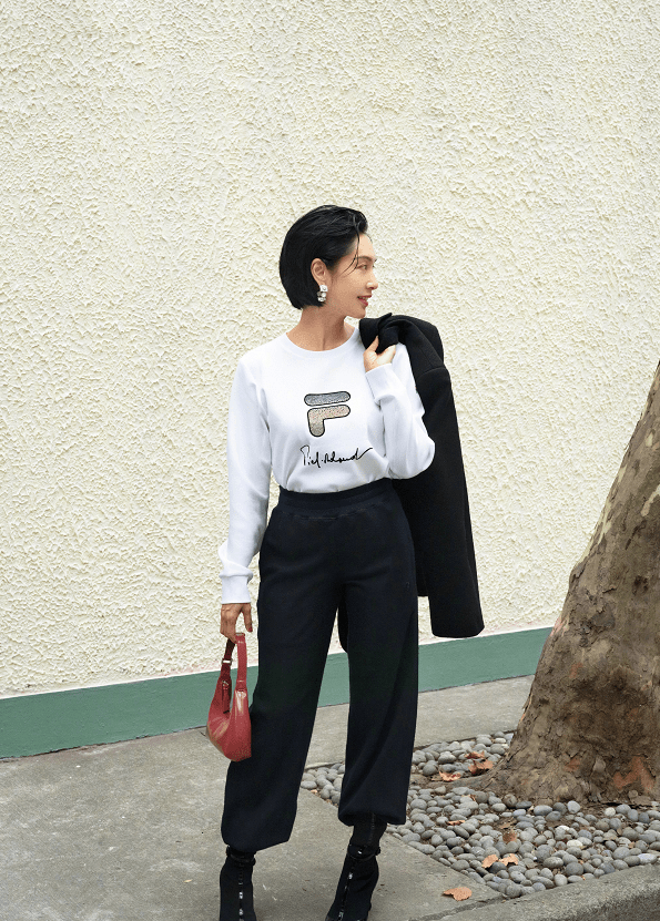 服装|年纪大的女人穿衣可以凉快点,朱茵的搭配造型,看着性感还不低俗