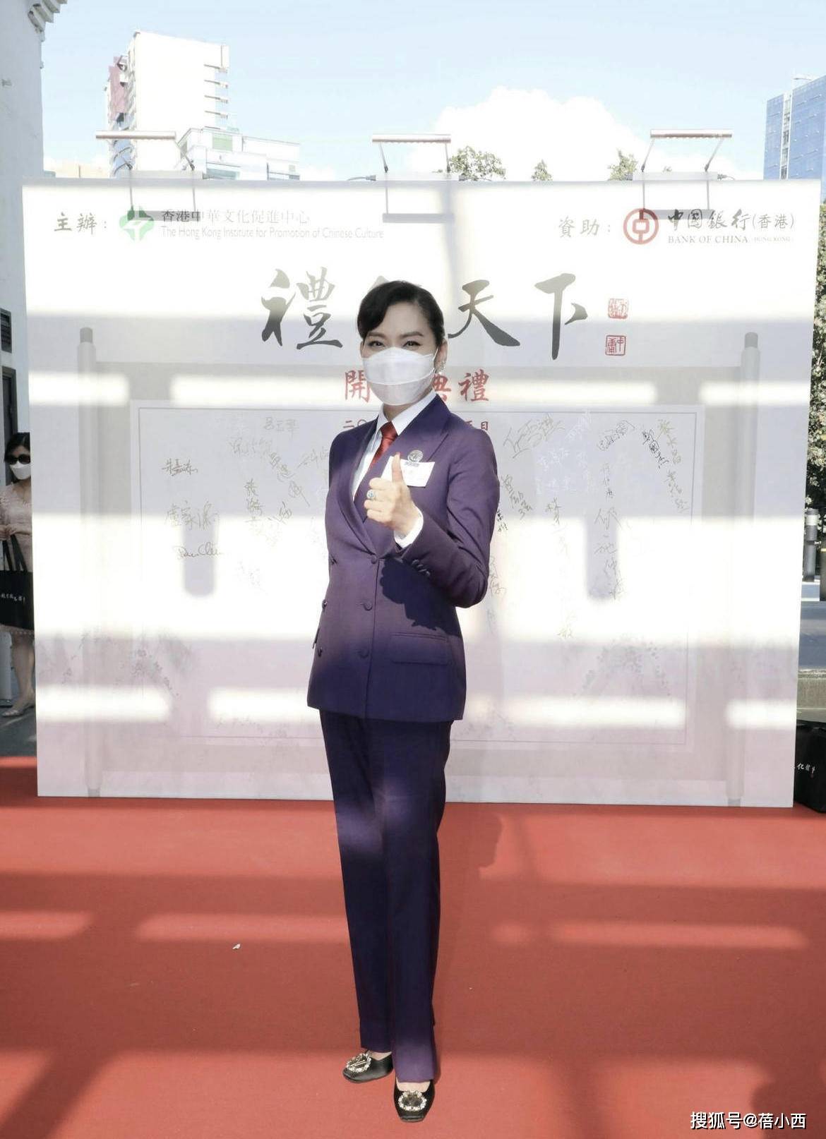 身材|邝美云越老越惊艳,一袭红色深V领连衣裙亮相,身材有料气质高贵