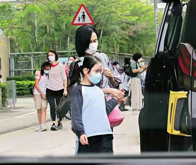 平底鞋|朱茵哪还有女神气质，上了年纪也是普通大妈，出门也得穿平底鞋!