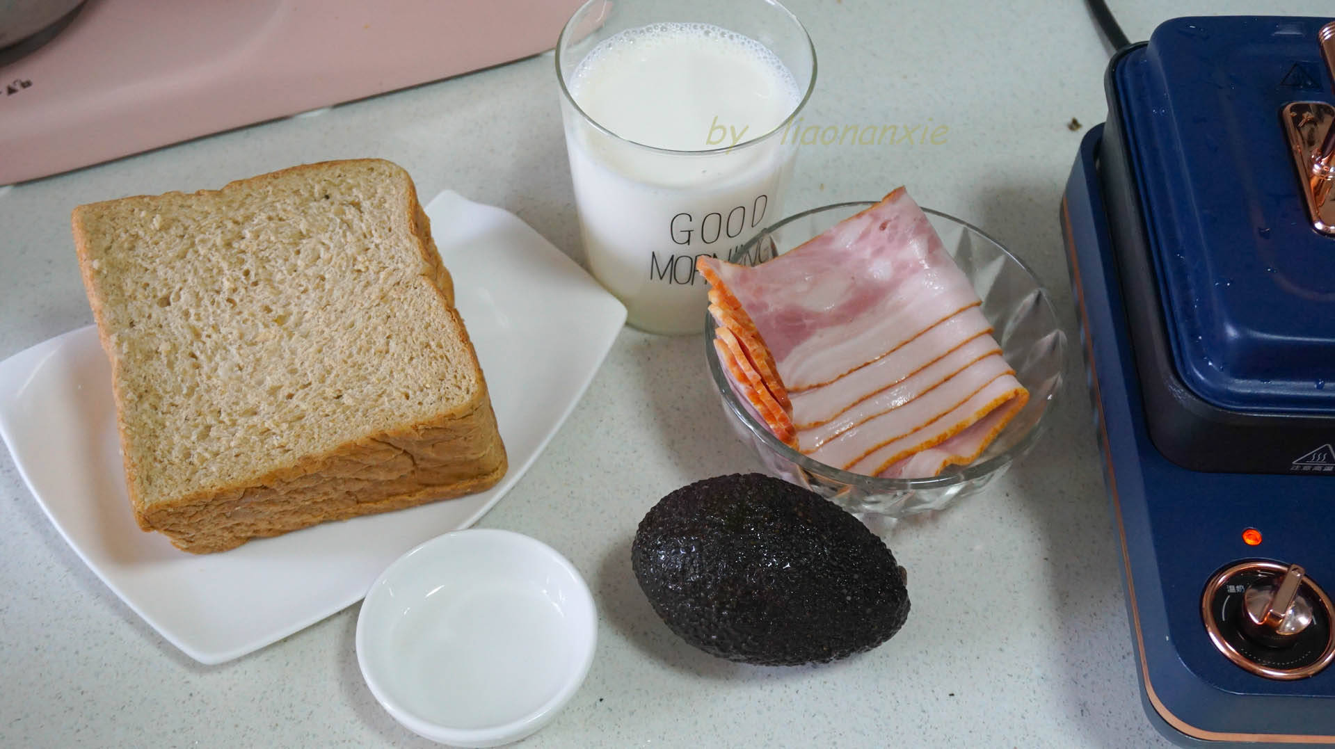 兩人份的早餐,四片面包幾片培根一個牛油果兩杯牛奶,還有兩片奶酪