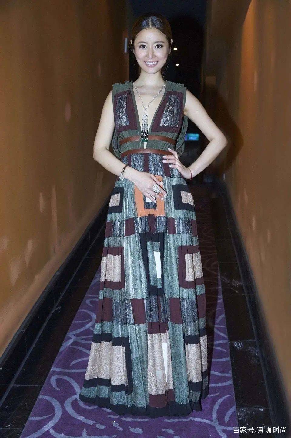 花朵|林心如美得高调，穿俏皮时尚装风情万种，低头那一刻更是心醉