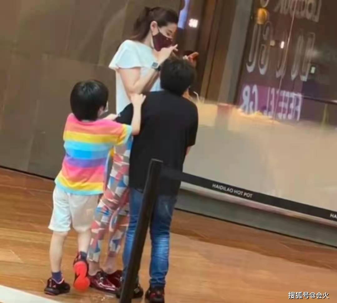 小腿|张柏芝3岁儿子正脸曝光！五官帅气头发浓密，打扮潮流小腿肉嘟嘟