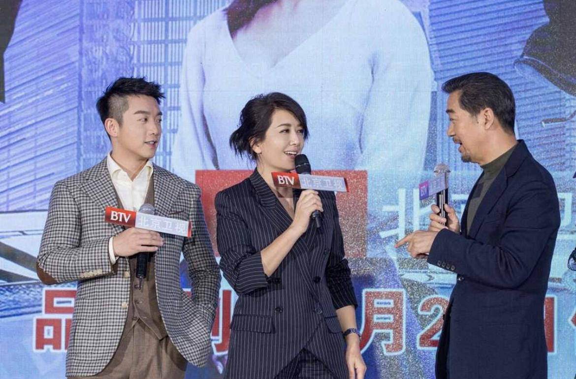 美眉|江珊53岁了，身穿一件黛蓝色大v领连衣裙亮相，高贵优雅又减龄！