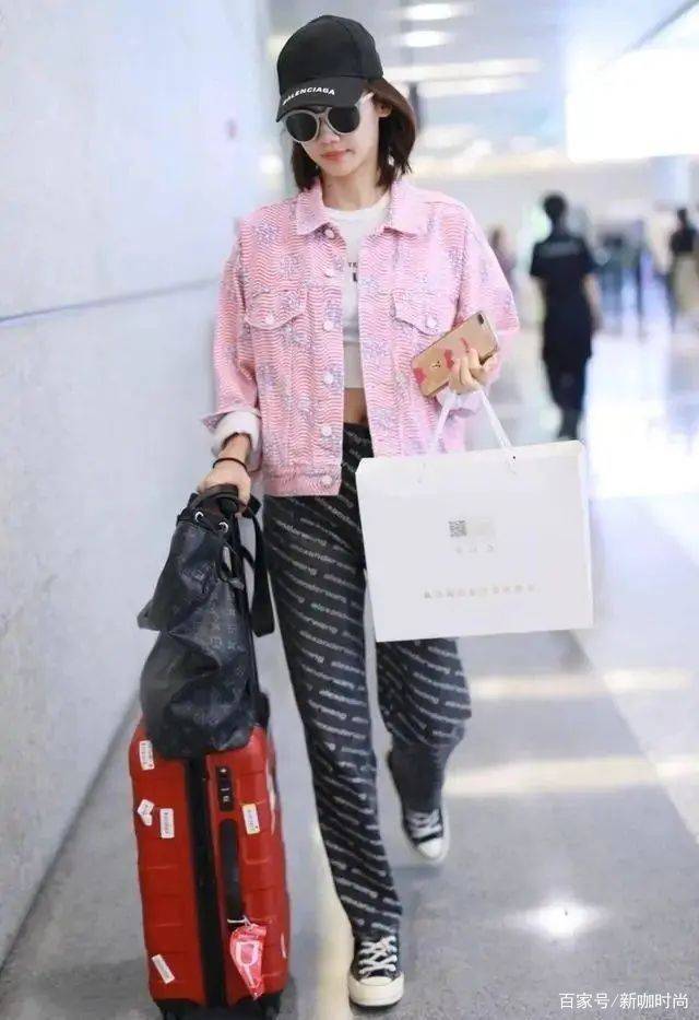 苗苗|苗苗的少女感太足了，粉色牛仔服搭露脐背心，前卫时髦活力满分