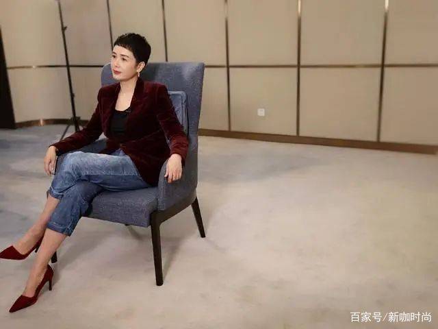 颜色|蒋雯丽状态够绝，穿红色连衣裙高级有范，比小22岁马思纯还耐看