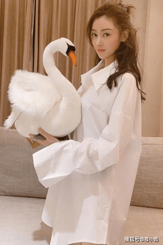 黑色|“张天爱”剪了新刘海更美了，穿星空短裙配贝雷帽，又美出圈了