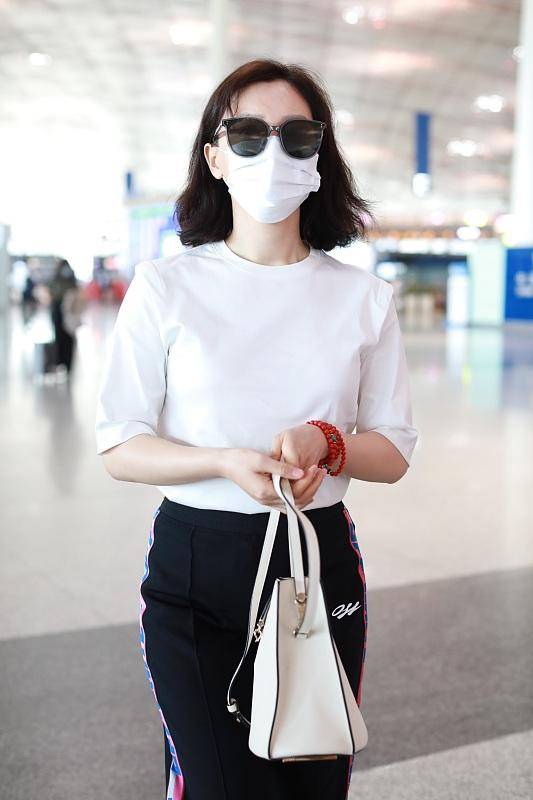 &quot|跟着＂气质美女＂陈数学穿搭，身穿白T日常休闲，还有很强的舒适感