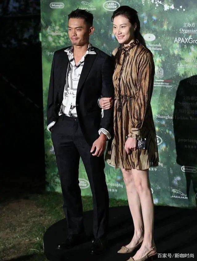 大气|林丹老婆的高级感真绝，穿“豹纹裙”优雅又有范，被这美腿惊艳了
