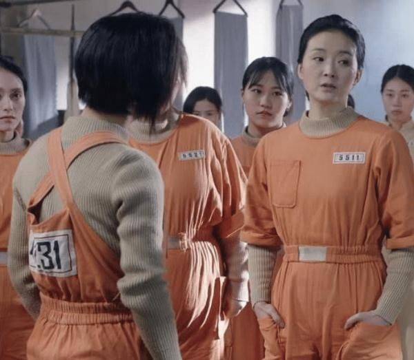 王艳跟|王艳跟儿子录节目，胖出老态还有皱纹，整个脸凹凹坑坑皮肤松弛！