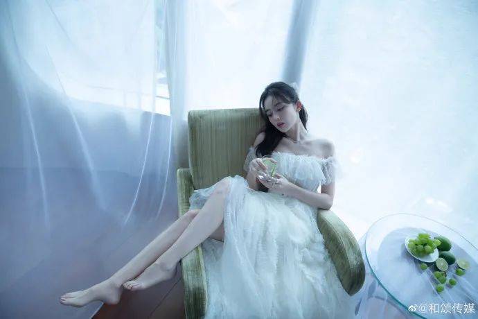 当红|古力娜扎抹胸白裙写真甜美!白嫩大美腿太性感撩人